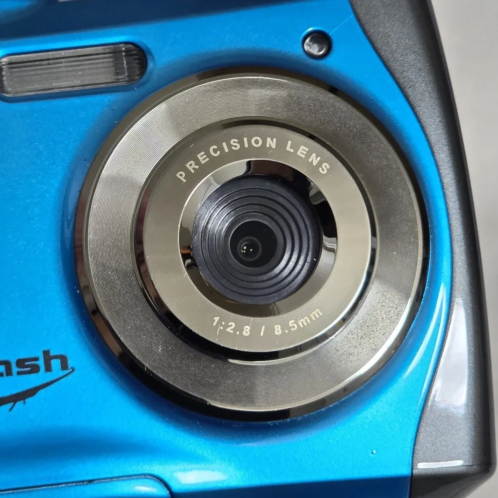 Bell Howell Splash WP7 Waterproof Digital Camera 12 MP 8X Zoom 2.4 LCD Bundle